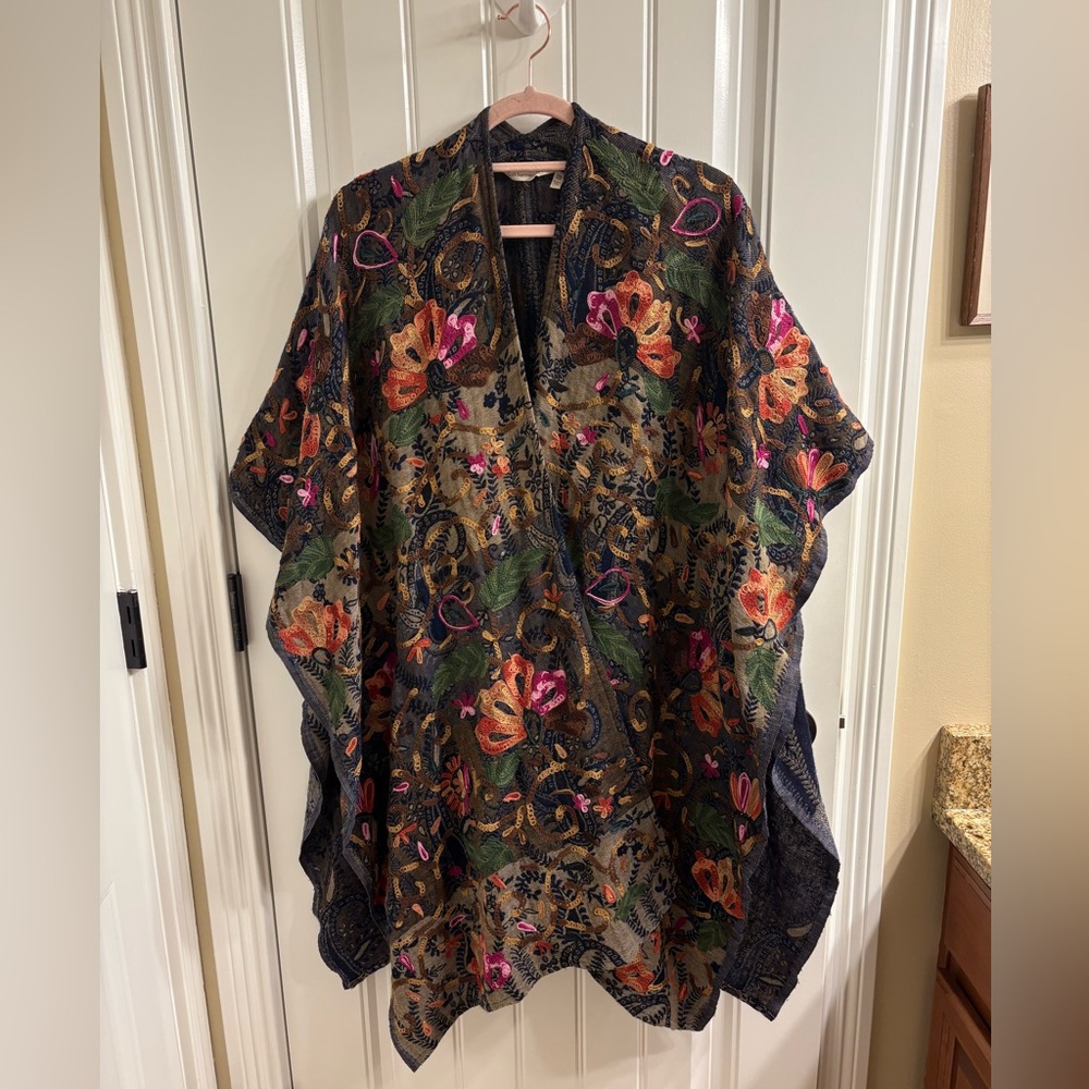 SOFT SURROUNDINGS Boho Cozy Floral Embroidered Wool Wrap Cape One Size